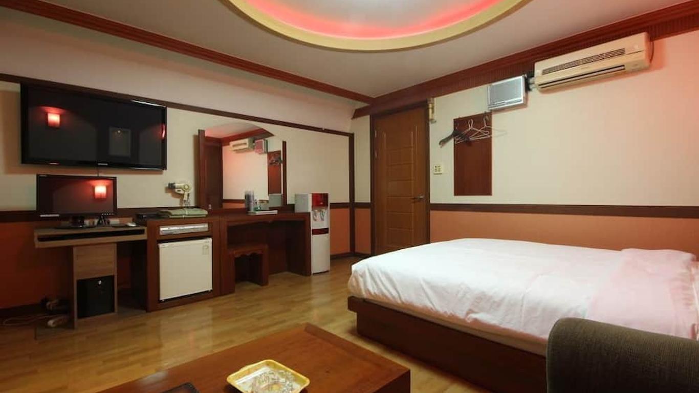 Utopia Hotel