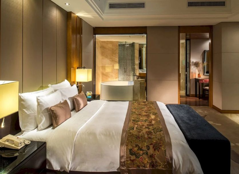 Wuzhou Guest House, Shenzhen: elegant guest room with king bed, bedside lamps, and seating area