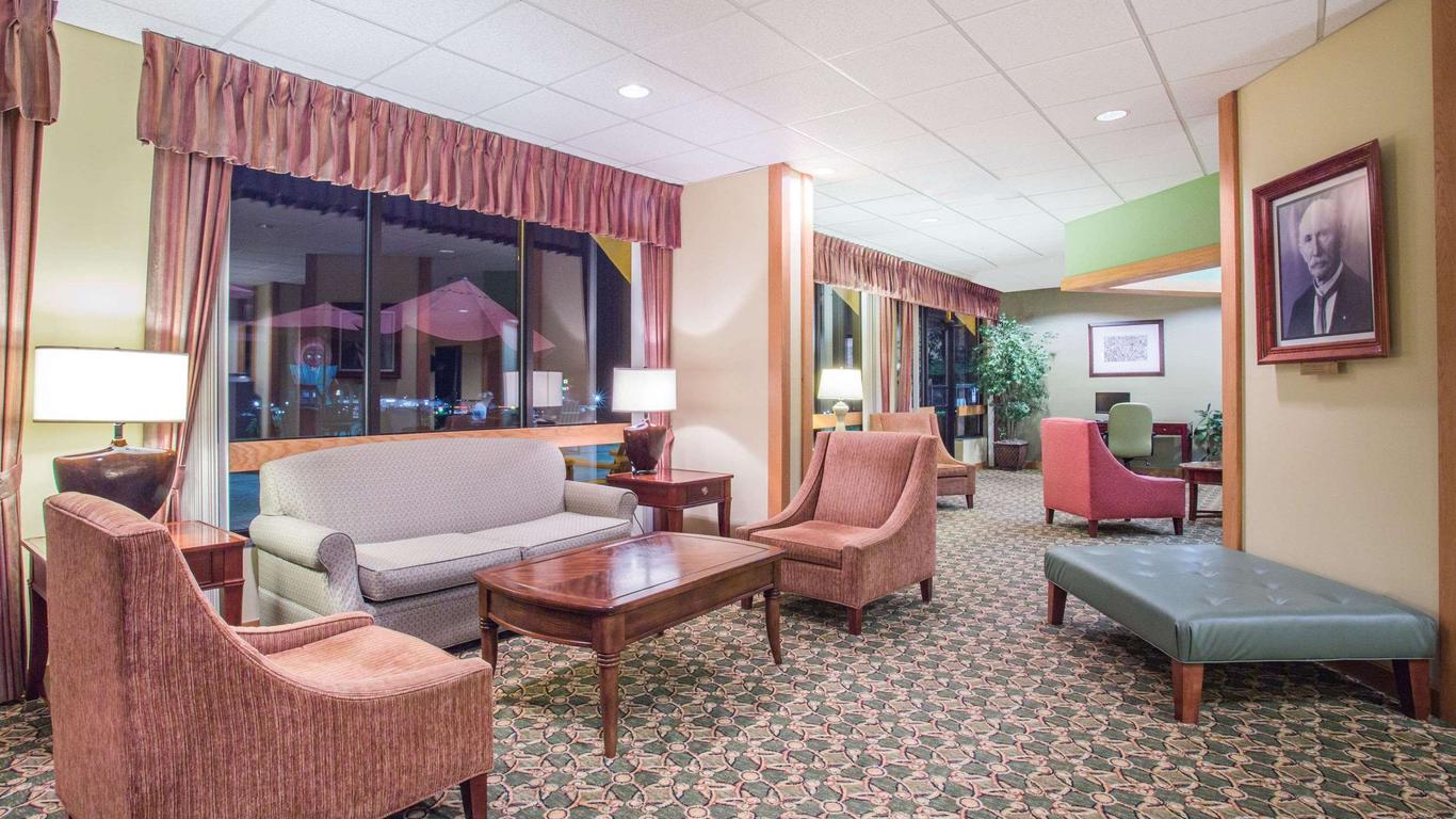 Days Inn & Suites by Wyndham Sutton Flatwoods