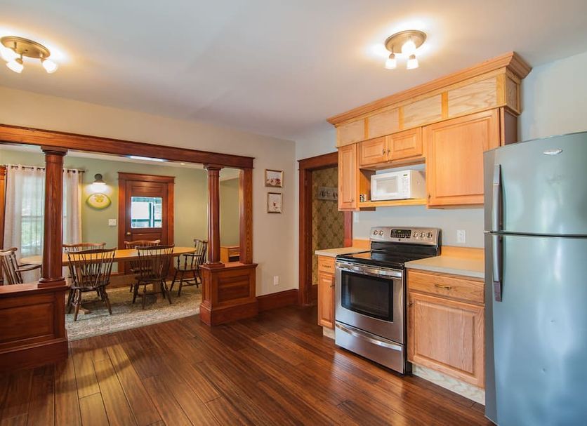 Profile Motel & Cottages in Lincoln: kitchenette with stove, microwave, fridge and dining area
