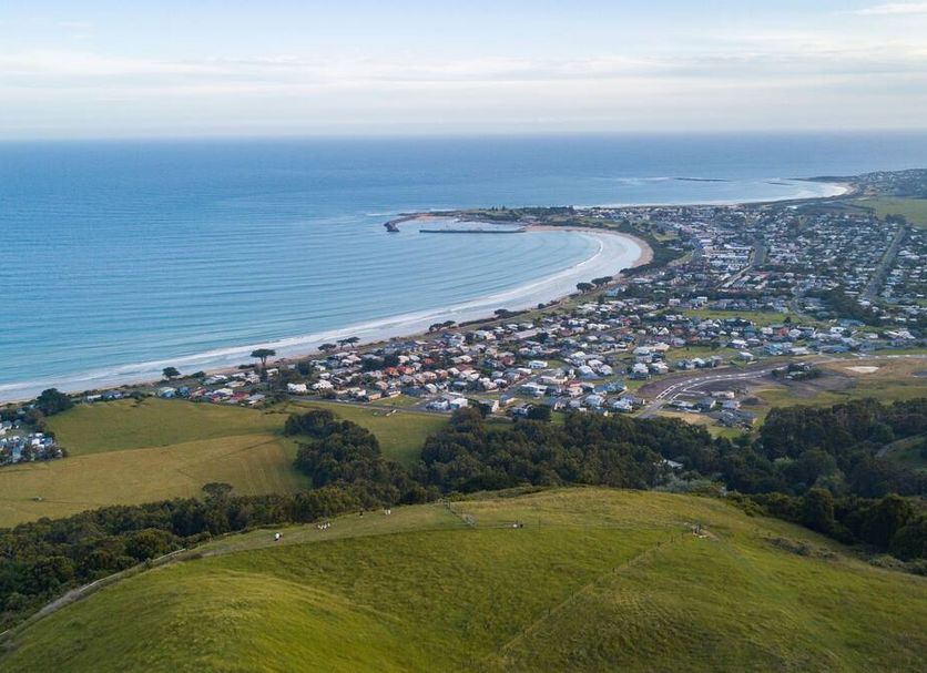 Apollo Bay Motel & Apartments in Apollo Bay with coastal bay view and rolling green hills