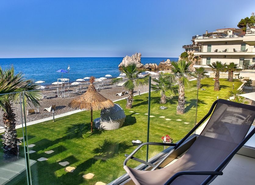 Hotel Sporting Club in Altavilla Milicia with a sea-view garden and sun loungers by the beach