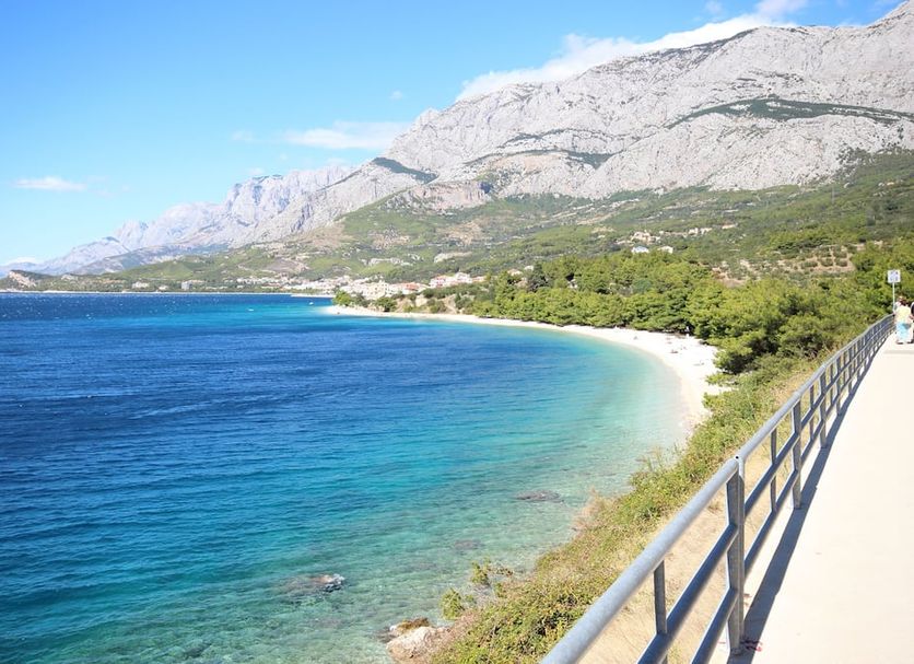 Villa Vinka in Tučepi with a waterfront path overlooking a turquoise bay and mountain coastline