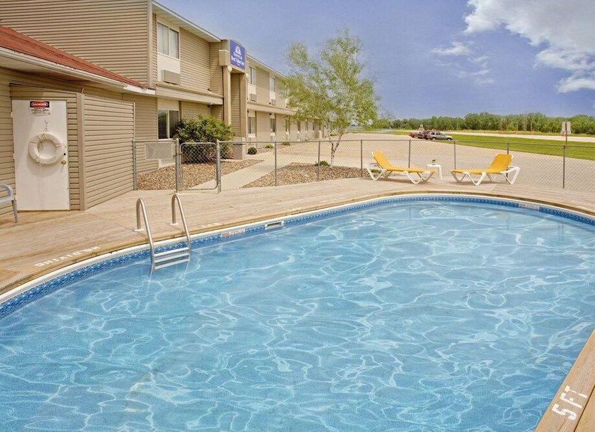 Huiquan Boutique Hotel in Jinan with outdoor swimming pool and lounge chairs beside the building