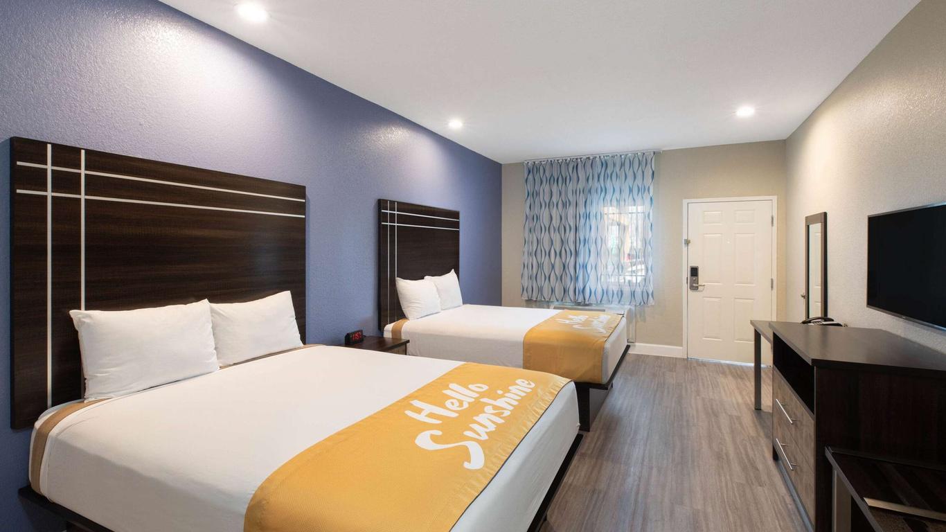 Days Inn & Suites by Wyndham La Porte