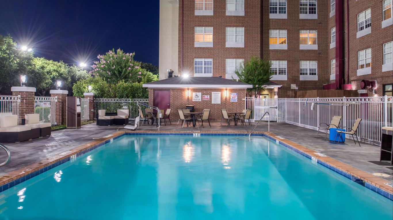 Holiday Inn & Suites Dallas-Addison