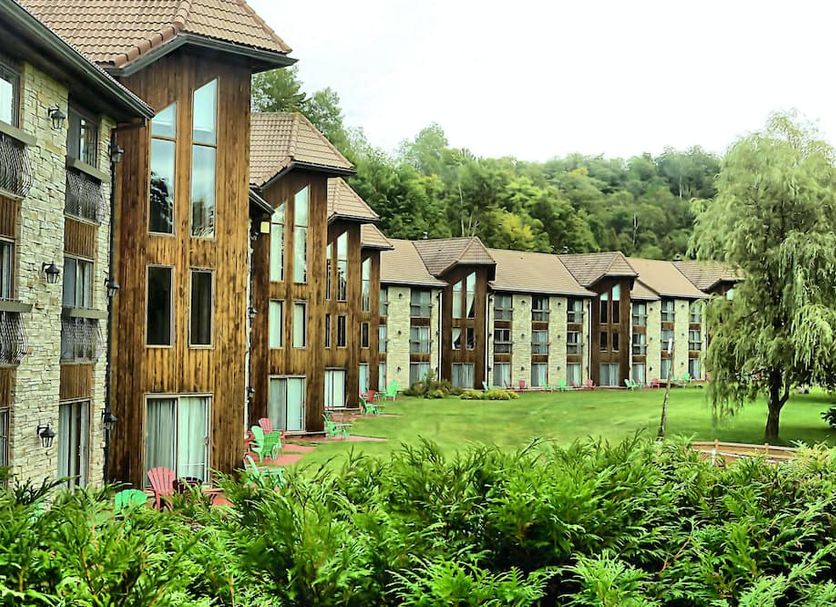 Hôtel Lac Carling Golf & Spa in Grenville with chalet-style rooms beside a lush green lawn