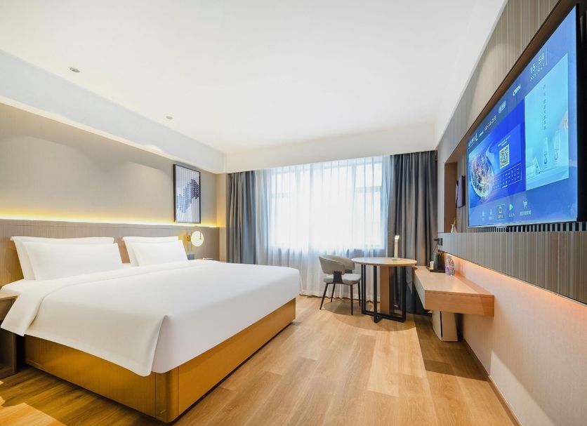 Lavande Hotel Guangzhou Yongqingfang Zhongshan 8th Road Metro Station room with king bed and TV, Guangzhou