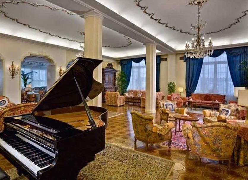 Hotel Quisisana Terme in Abano Terme lounge with grand piano, chandeliers and ornate seating