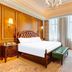 Hulunbeier Hotel, Hulunbuir: elegant wood-paneled guest room with king bed and large window