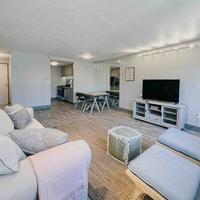The Hartford Skyline - Stylish Downtown Condo with Wifi Gym and Parking