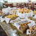 Hotel Vilage Inn Poços de Caldas breakfast buffet with baskets of bread rolls in dining room