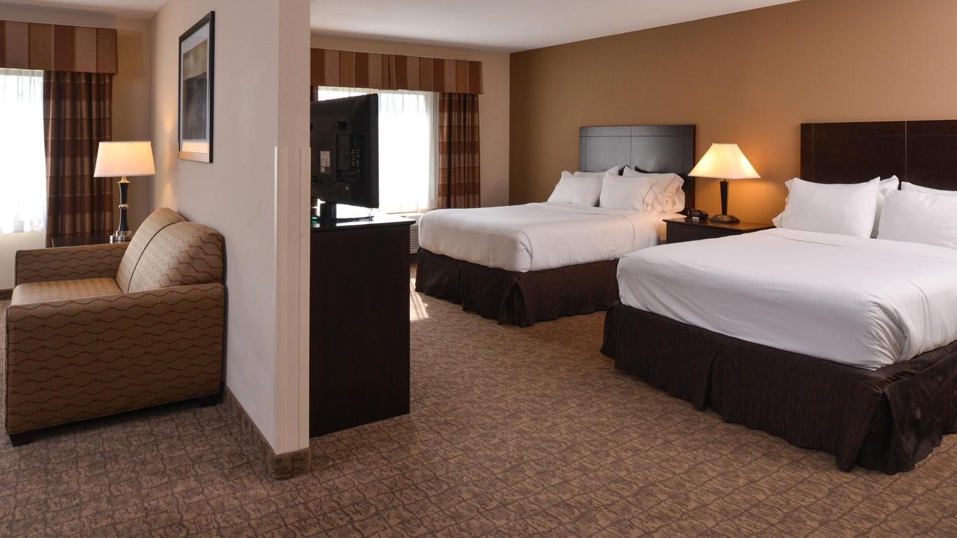 Holiday Inn Express & Suites Fairmont