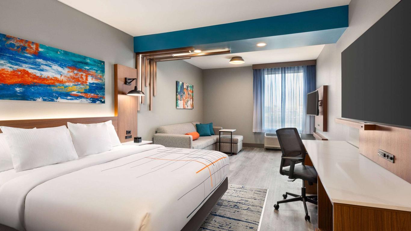 La Quinta Inn & Suites by Wyndham Mount Laurel / Moorestown