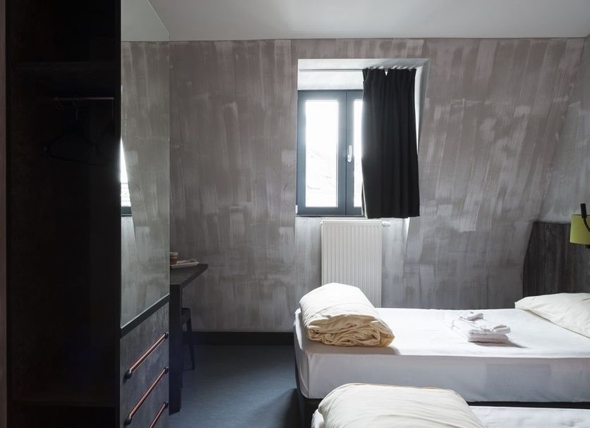 Brxxl 5 City Centre Hostel Brussels guest room with two single beds and window