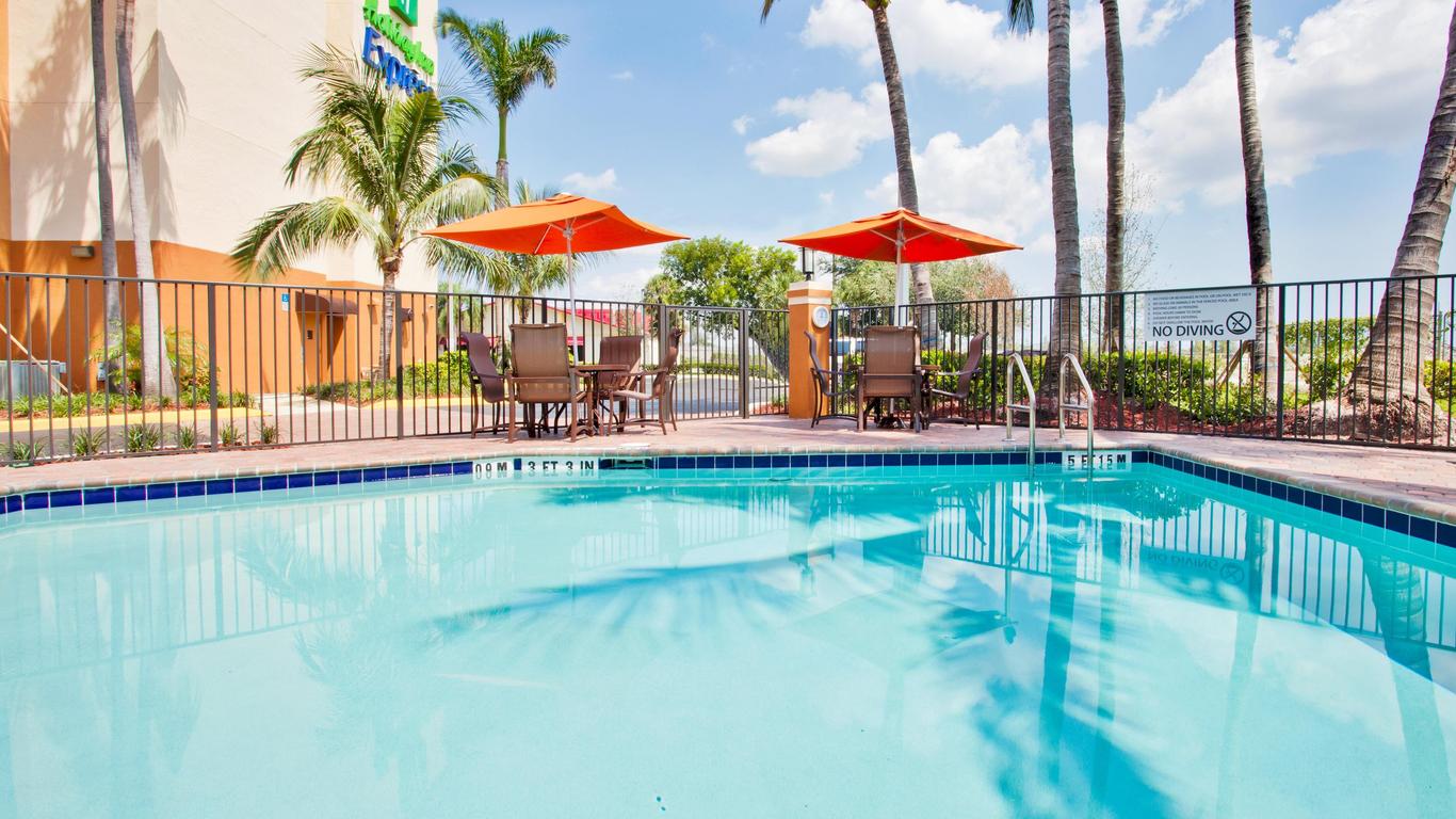 Holiday Inn Express & Suites Fort Lauderdale Airport West