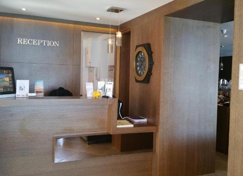 Front desk Photo