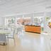 City Express Junior by Marriott Veracruz Aeropuerto dining area with tables, chairs and breakfast counter