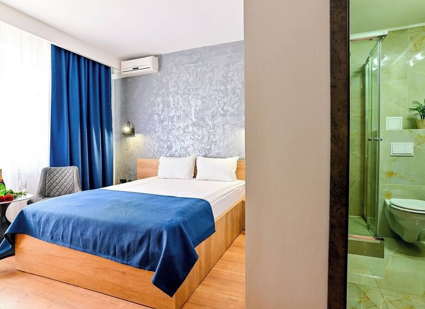 Hotel Class Hermannstadt in Sibiu guest room with bed and en suite bathroom with glass shower