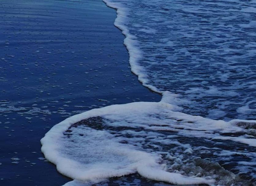 Résidence Marina Beach, Noumea: ocean waves washing onto a sandy shoreline