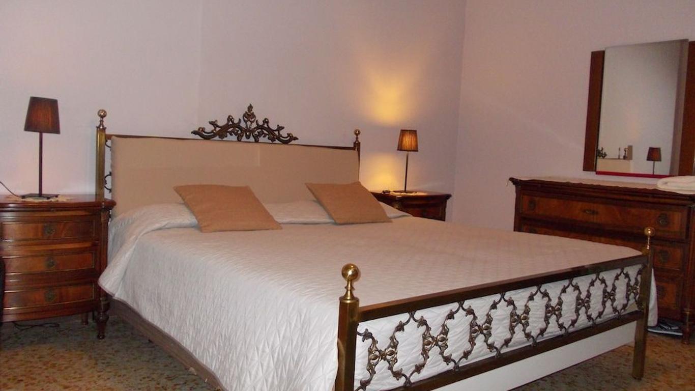 Travellers Lodge Bed & Rooms