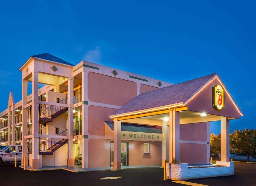 Super 8 by Wyndham Ashland/Richmond exterior at dusk with lit entrance and staircase in Ashland