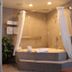 Carmel Hill Lodge, Monterey: spa-style corner soaking tub with shower and curtain in guest bathroom