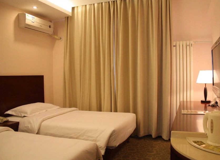 Guest room at Beijing Northern Langyue Hotel Financial Street Branch in Beijing with twin beds, curtains and TV