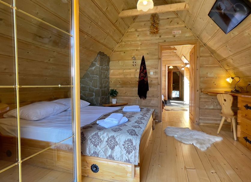Pensjonat u Ani, Zakopane: cozy wood-paneled guest room with bed, desk, and rustic decor