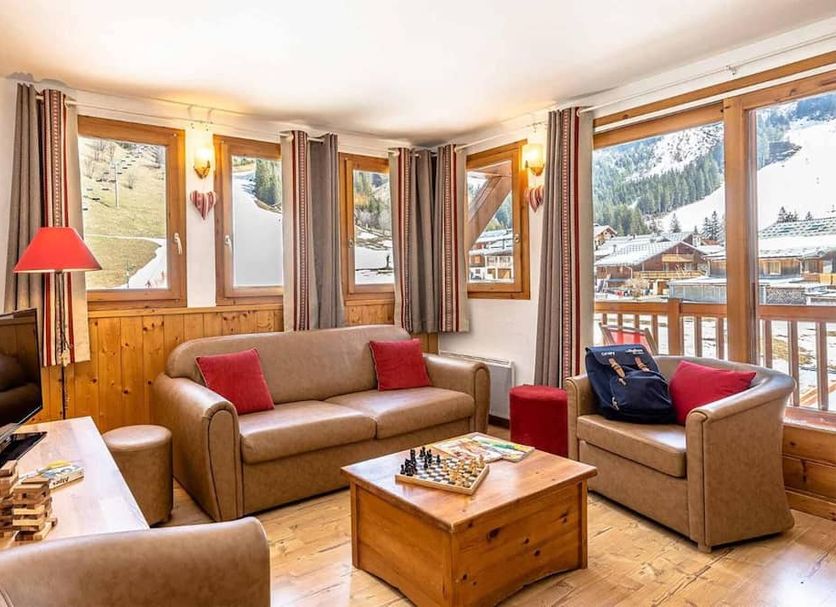 Madame Vacances Résidence Les Jardins de la Vanoise lounge with mountain-view windows in Pralognan-la-Vanoise
