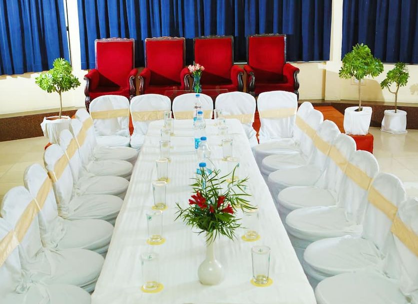 Kodai Resort Hotel, Kodaikanal: banquet setup with U-shaped white-clothed table and red chairs