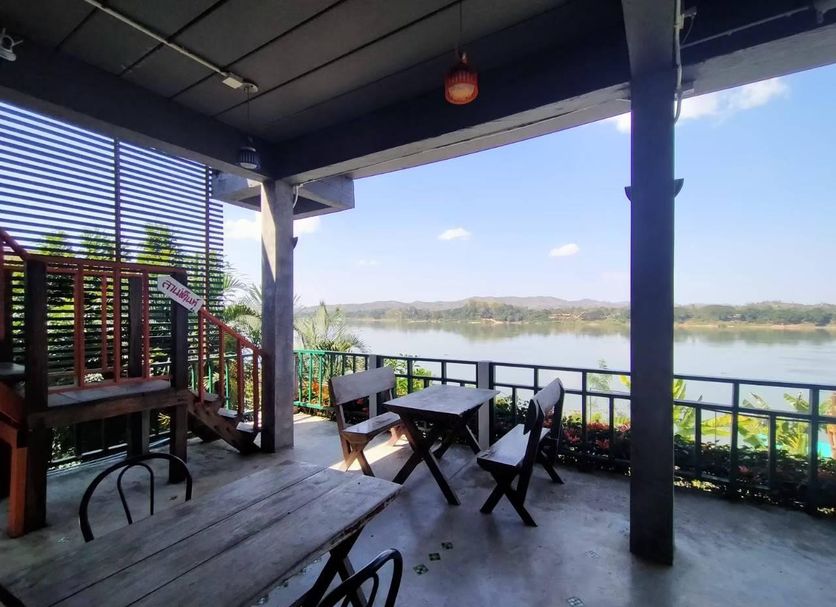 Tonkong Guesthouse & Restaurant in Chiang Khan terrace with lake view and outdoor tables