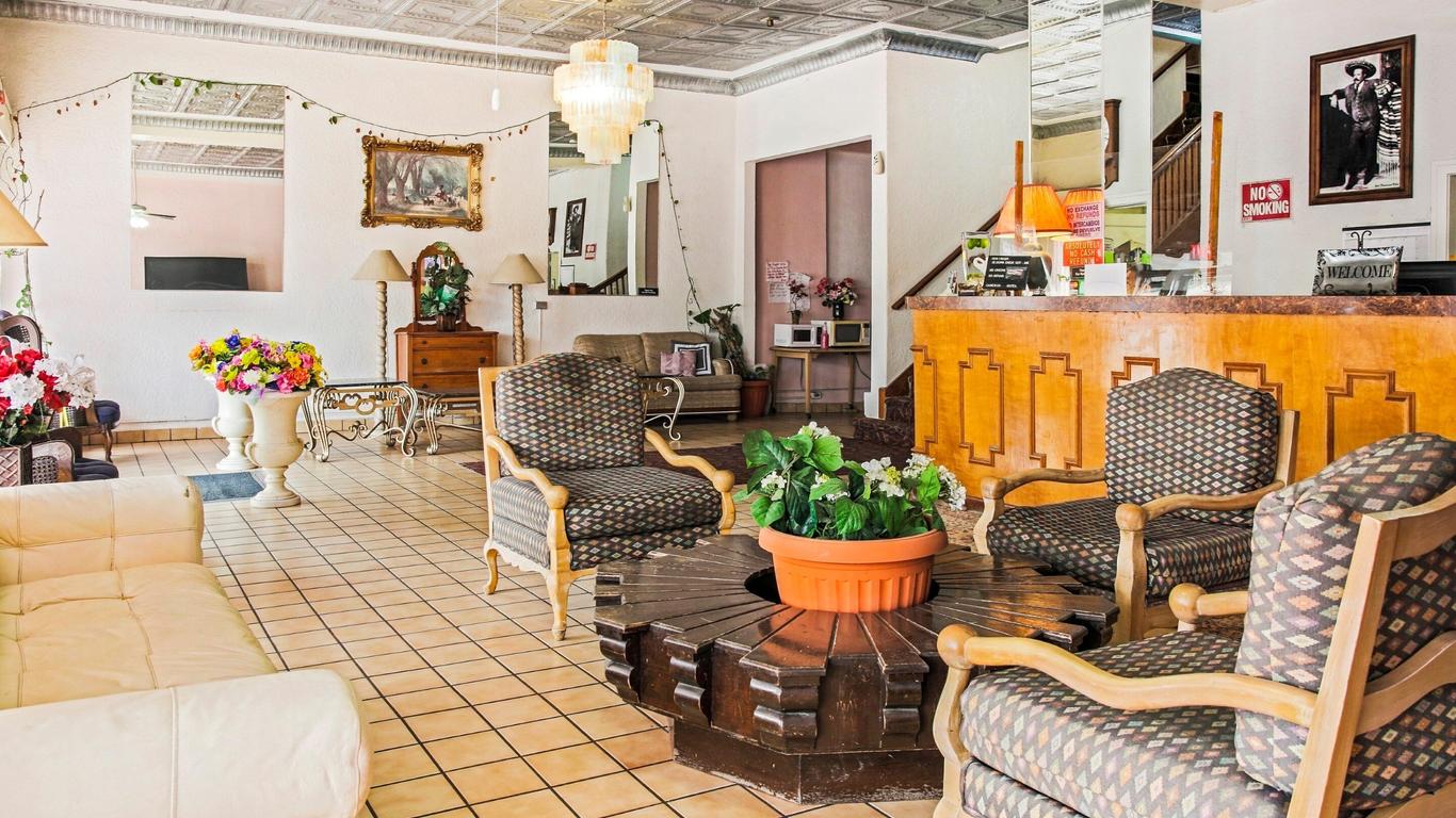 OYO Historic Cameron Hotel Brownsville I-69E