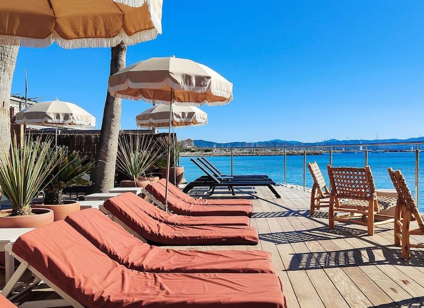 Hôtel Bor in Hyères: beachside terrace with sun loungers, umbrellas and sea views