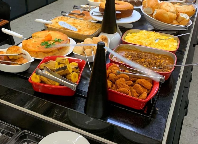 Mirante Hotel, Governador Valadares: breakfast buffet with assorted savory dishes and breads