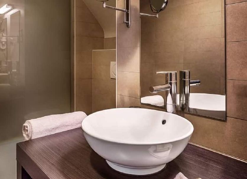 Cleythil Hotel, Maldegem bathroom with vessel sink, mirror, and tiled shower area