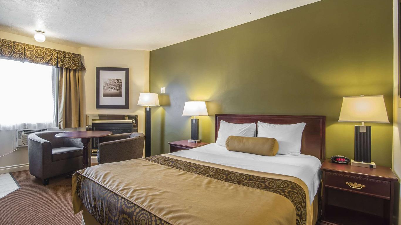 Econo Lodge Inn & Suites