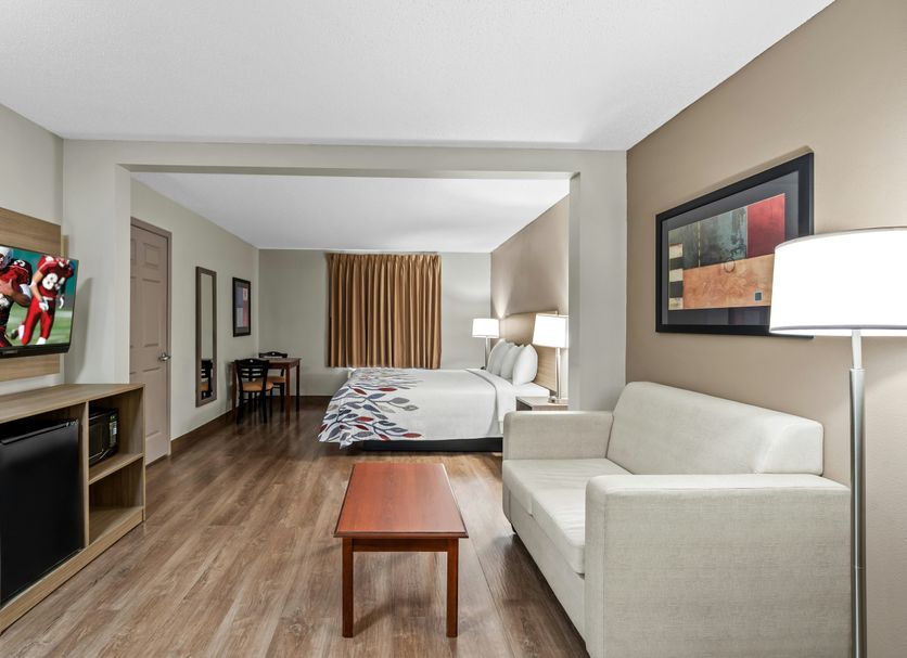 Red Roof Inn Etowah - Athens, TN suite with sofa, TV, desk and bed in Etowah