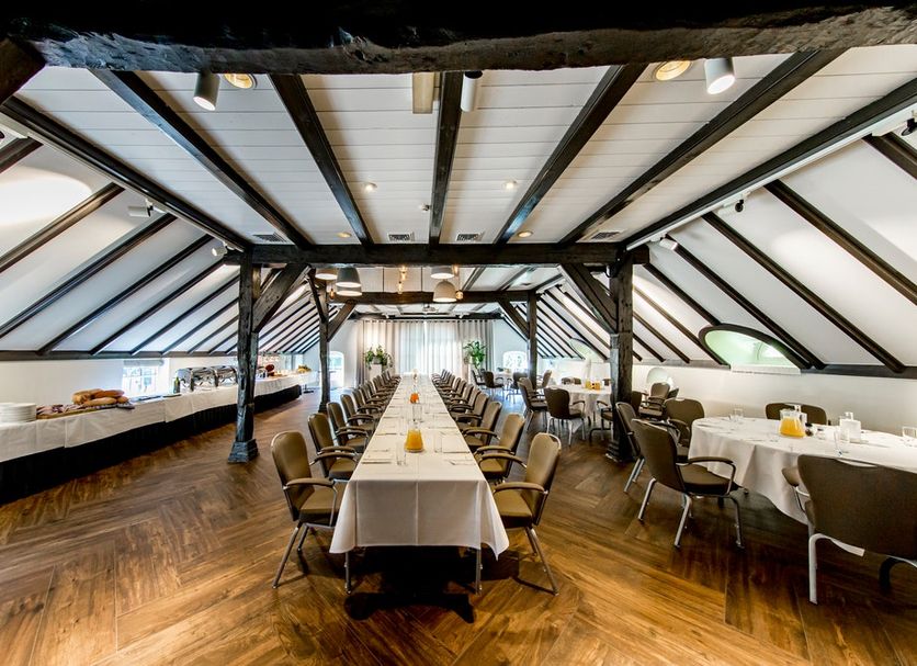 Fletcher Hotel-Restaurant De Klepperman in Hoevelaken, attic-style restaurant with long dining tables
