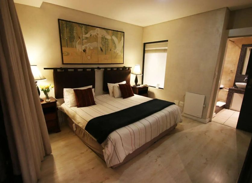 1109 The Decks at 67 Long Street Cape Town bedroom with twin beds, wall art and bedside lamps