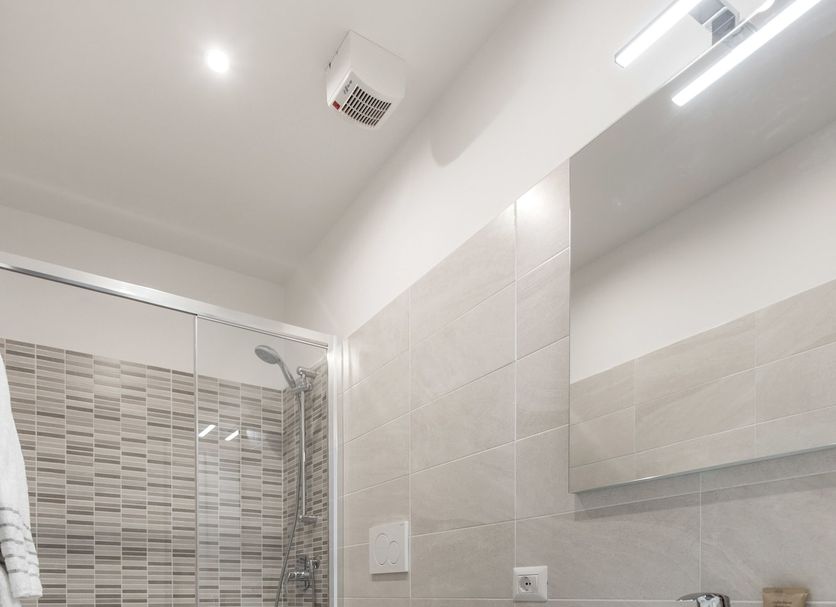 Apollo Guest House Florence bathroom with walk-in shower, toilet, bidet and vanity
