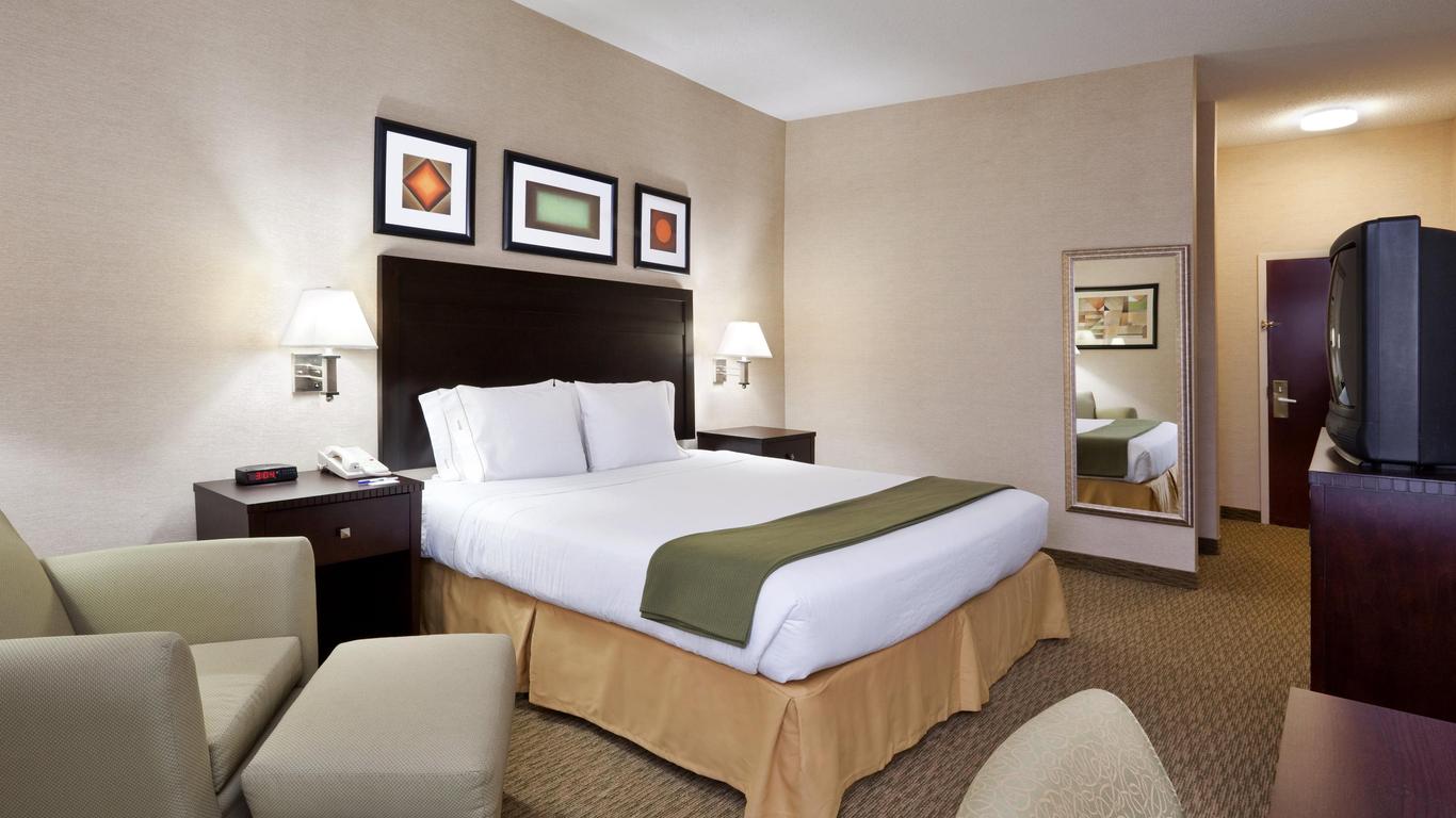 Holiday Inn Express & Suites Cleveland-Streetsboro