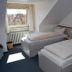 Salzufler Hof, Bad Salzuflen: twin room with two single beds and a window view
