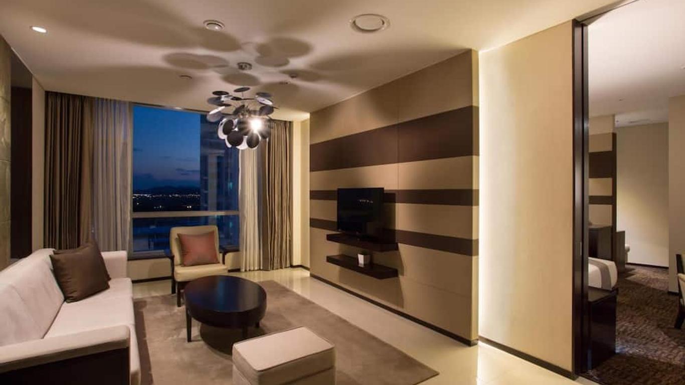 I Square Hotel