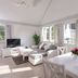 Hotelanlage Tarnewitzer Hof in Ostseebad Boltenhagen: bright living-dining room with large windows and sofa