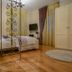 Villa Olivia Split guest room with bed, wall TV, wardrobe and patterned curtains
