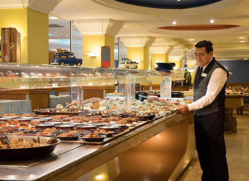 htop Pineda Palace 4Sup buffet counter with a server in the dining area, Pineda de Mar