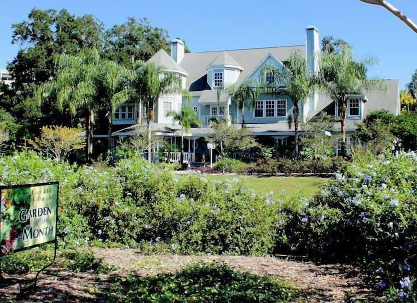 Heron Cay Lakeview Bed & Breakfast in Mount Dora, with a garden and white guesthouse exterior