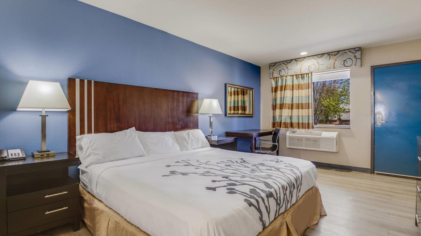 Econo Lodge Inn & Suites