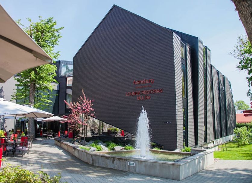 Arensburg Boutique Hotel & Spa in Kuressaare, exterior courtyard with fountain and outdoor seating